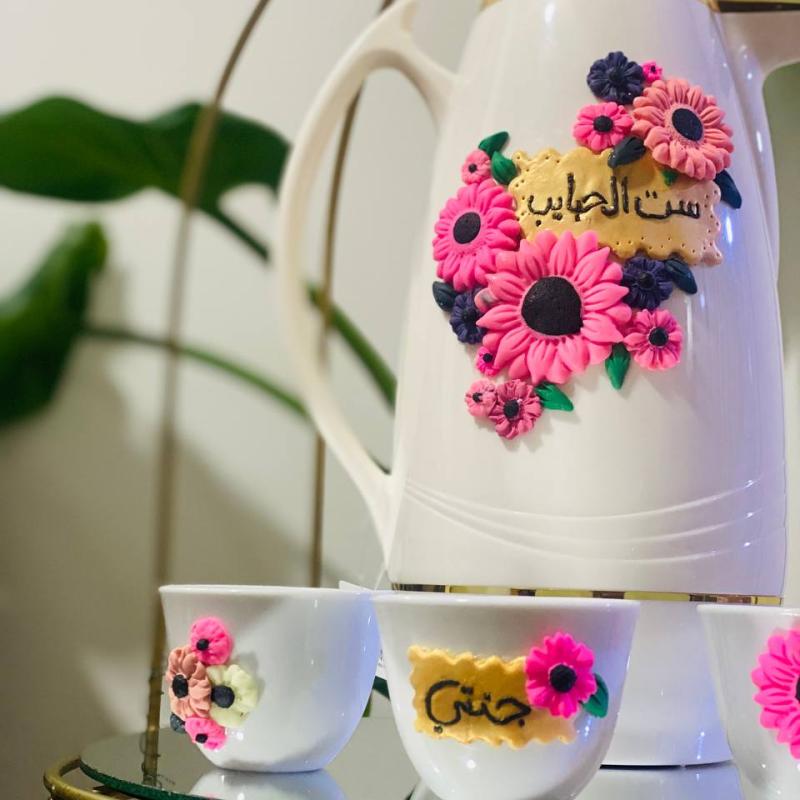 A Customised Coffee Dallah With 6 Pieces of Small Arabian Coffee Cups